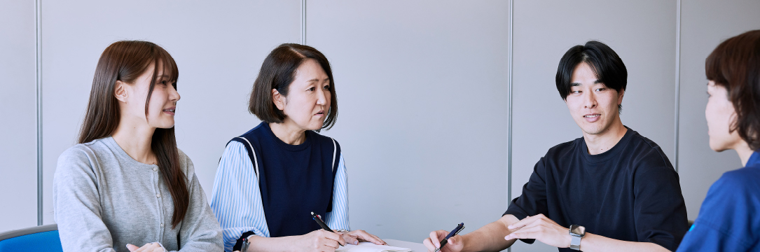 豊生ブレーキ工業で働く魅力について話し合う従業員